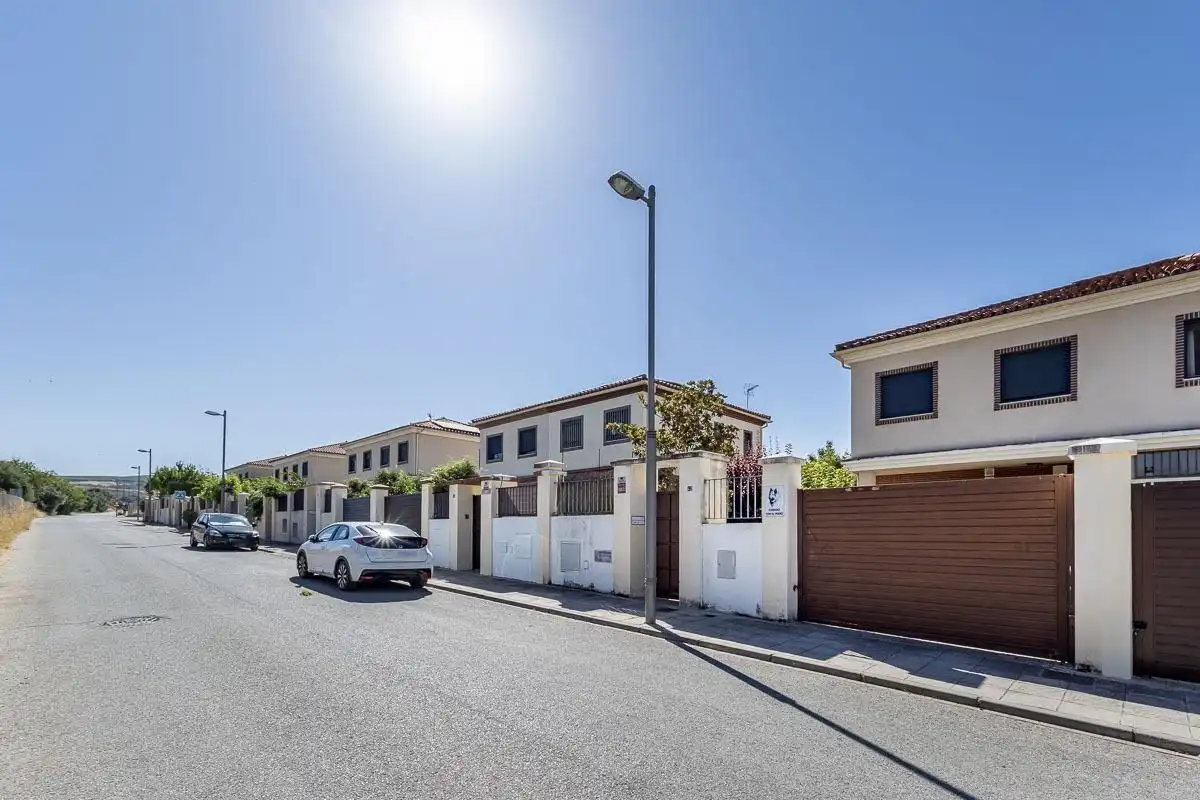 Vista exterior de Casa o chalet en venta en Albolote con Aire acondicionado, Calefacción y Jardín privado