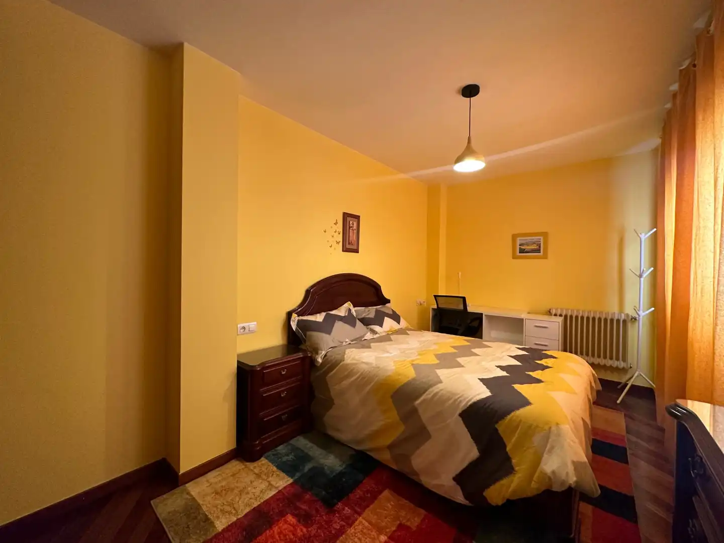 Bedroom of Flat for rent in Santiago de Compostela   with Heating, Parquet flooring and Furnished