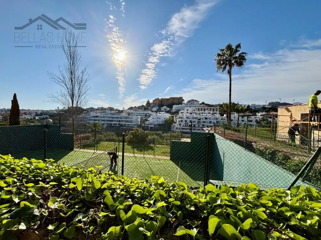 Vista exterior de Piso en venta en Estepona con Aire acondicionado, Terraza y Piscina