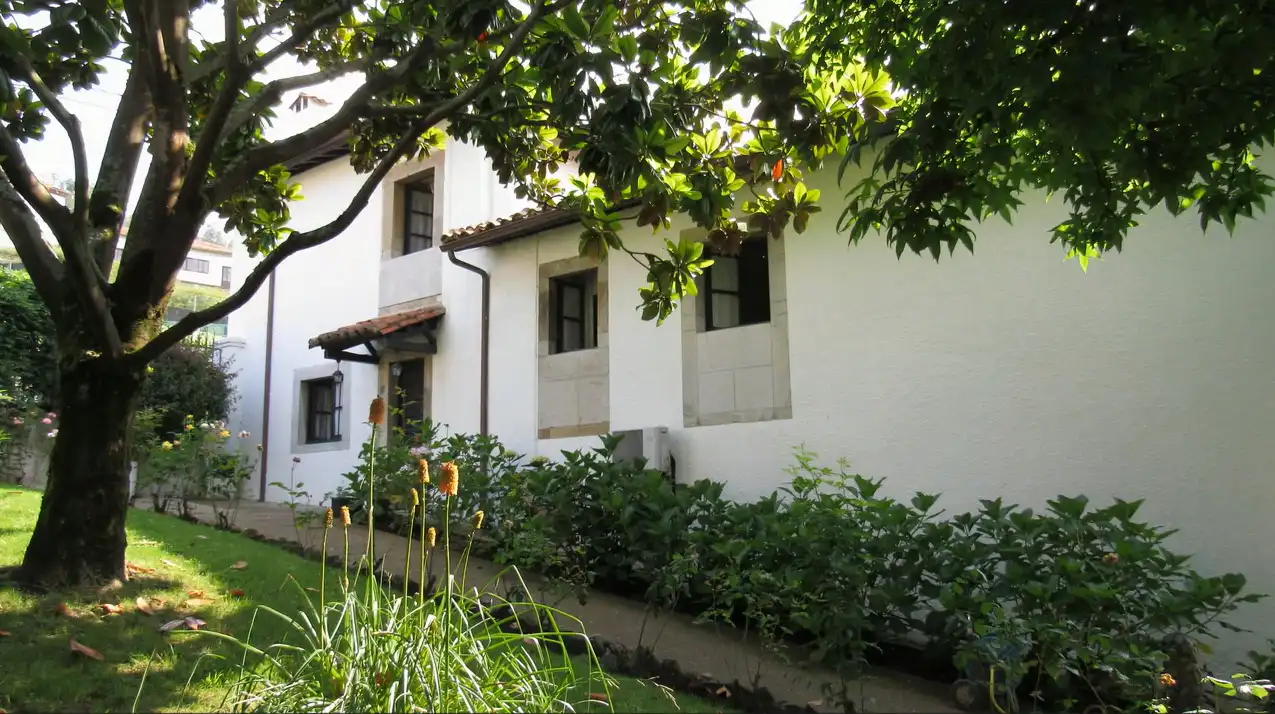Vista exterior de Finca rústica en venda en Pravia amb Calefacció, Jardí privat i Parquet