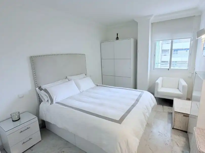 Bedroom of Flat for sale in Nueva Andalucía