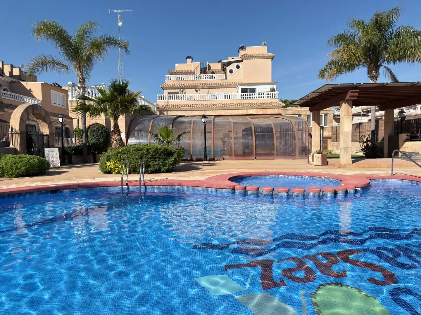Piscina de Apartament en venda en Orihuela amb Aire condicionat, Calefacció i Jardí privat