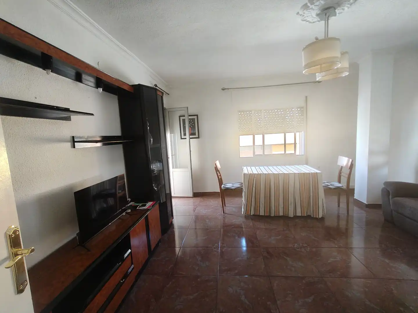 Sala d'estar de Casa o xalet en venda en Baza amb Moblat