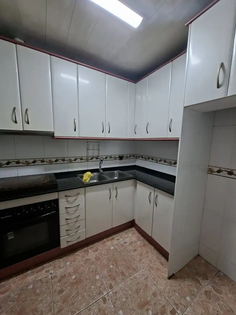 Cuina de Pis en venda en L'Hospitalet de Llobregat amb Calefacció i Traster