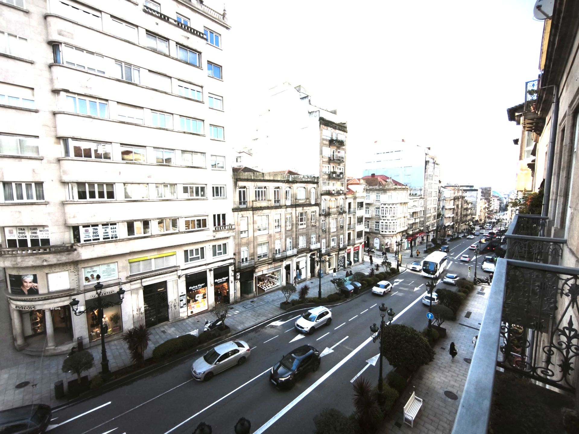 Vista exterior de Estudi de lloguer en Vigo  amb Parquet, Moblat i Forn
