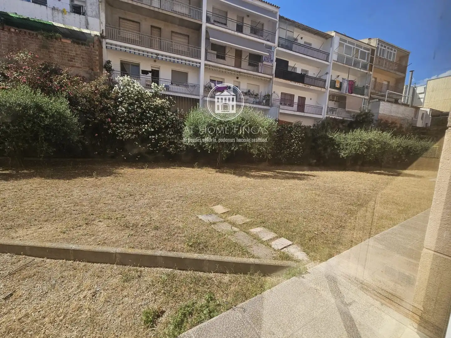 Aparcament de Casa adosada en venda en El Vendrell amb Aire condicionat, Calefacció i Terrassa