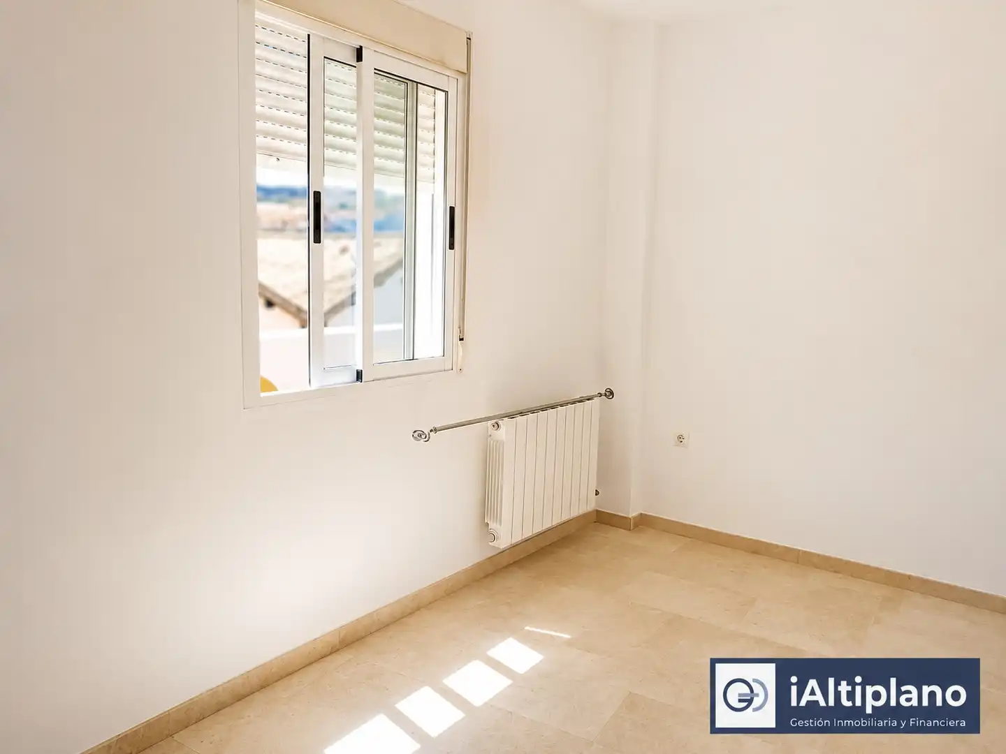 Habitación de Piso en venta en Baza con Calefacción y Amueblado