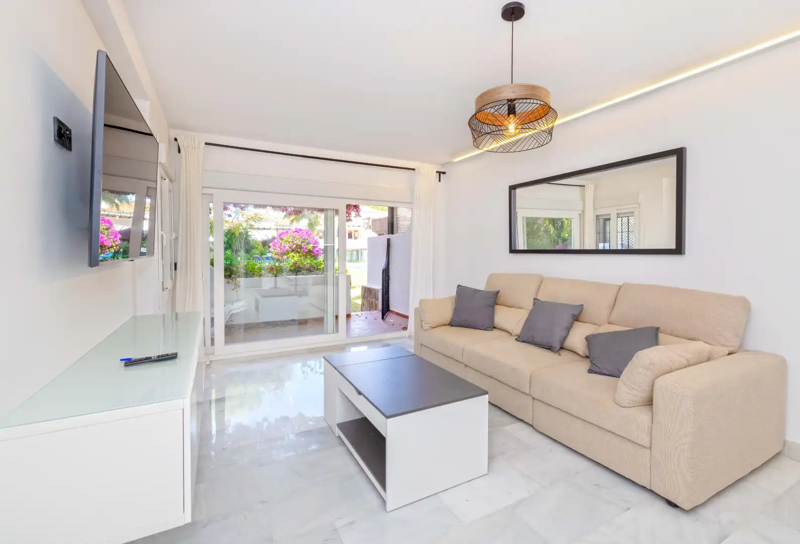 Living room of Ground floor for sale in Marbella  with Air Conditioner, Terrace and Community pool