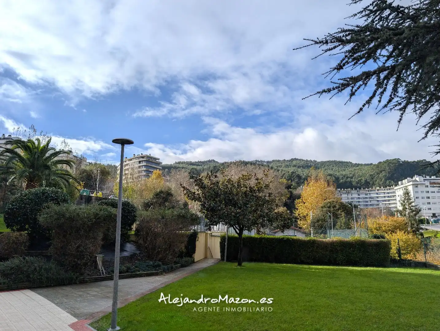 Vista exterior de Piso en venta en Castro-Urdiales con Calefacción, Parquet y Terraza