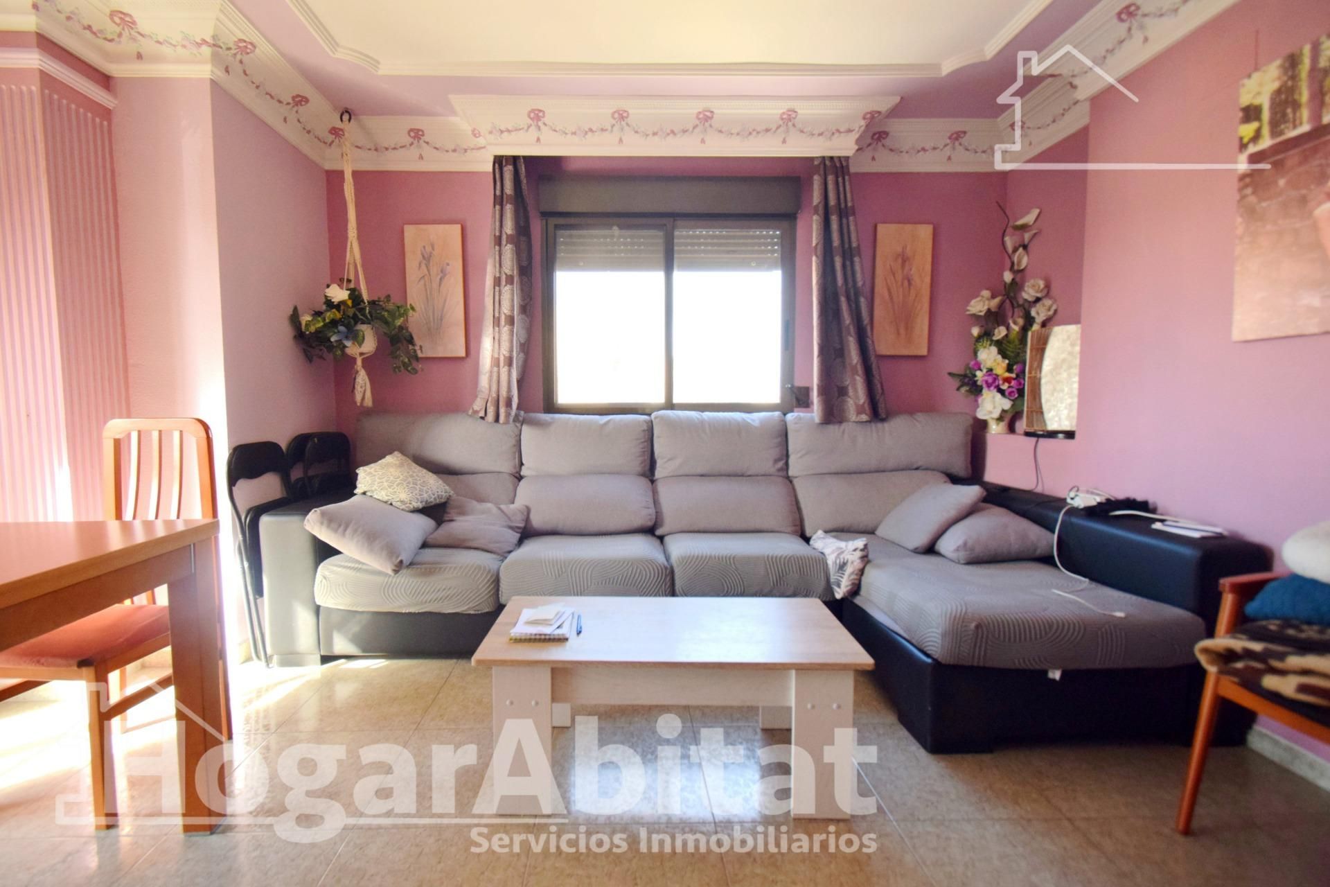 Living room of Flat for sale in La Pobla de Vallbona  with Air Conditioner, Furnished and Balcony