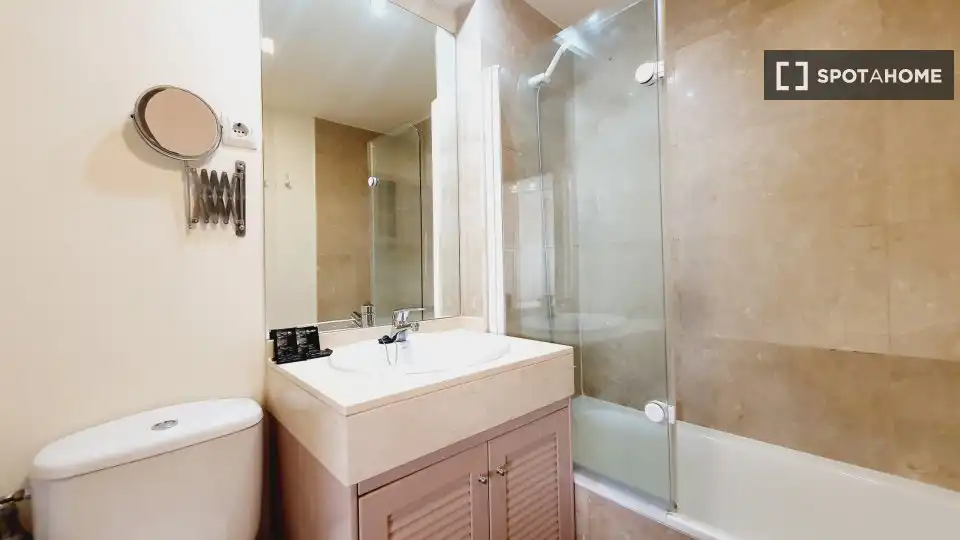 Baño de Piso de alquiler en Madrid con Aire acondicionado, Calefacción y Amueblado