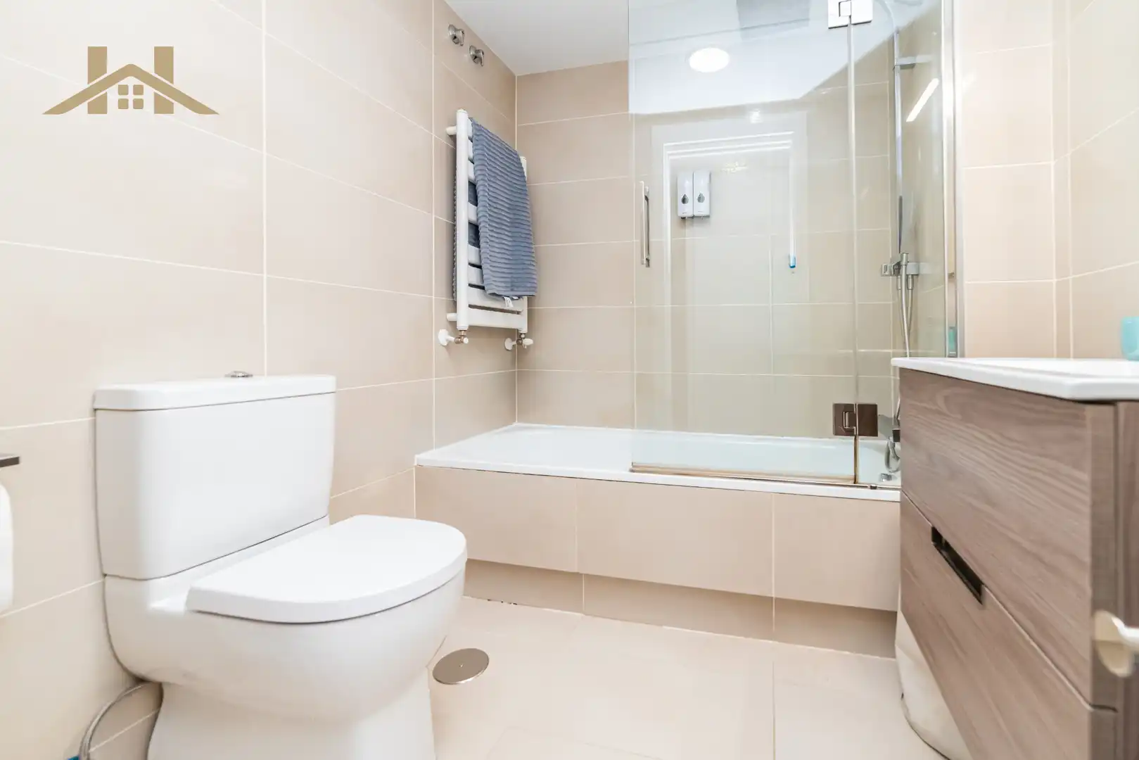Bathroom of Flat for sale in Madrid  with Air Conditioner, Heating and Storage room