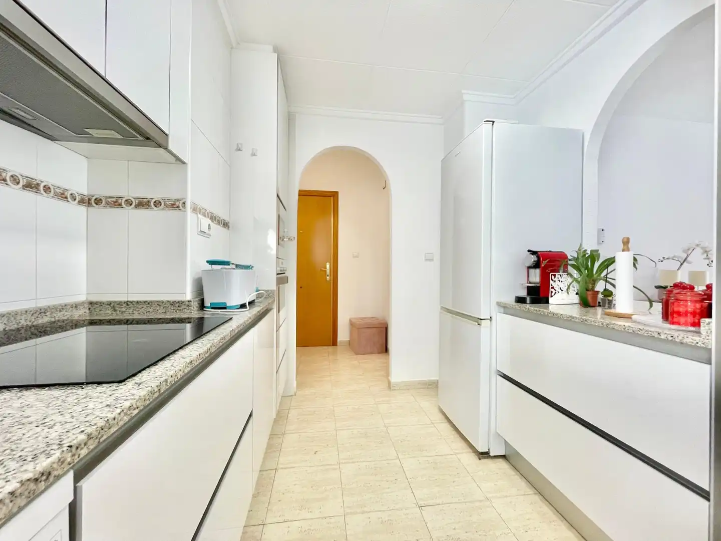 Cuina de Apartament de lloguer en Torrevieja amb Calefacció, Terrassa i Piscina