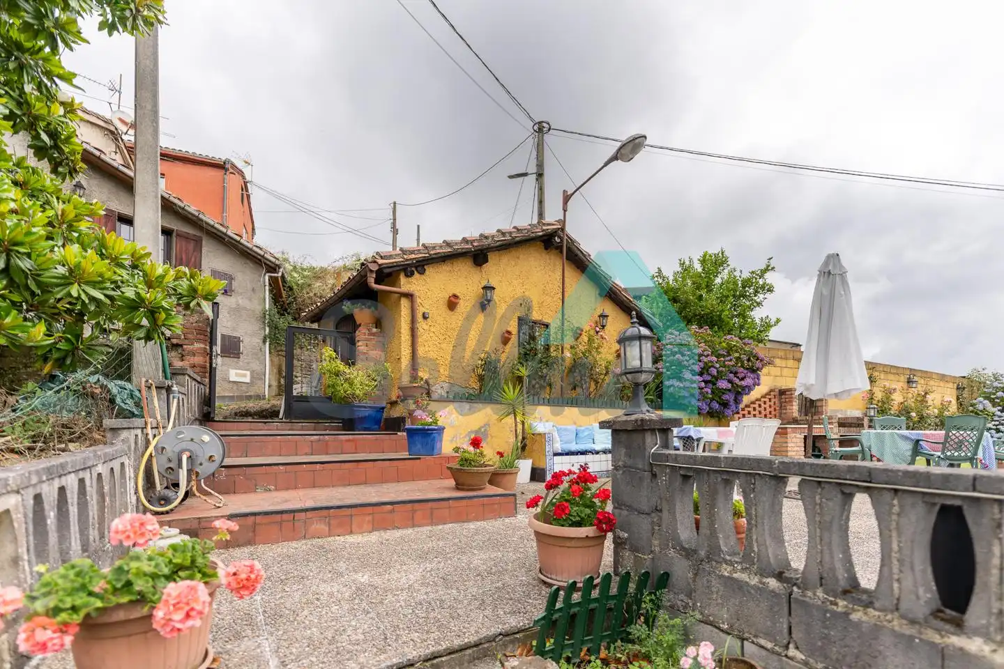 Vista exterior de Casa adosada en venda en Langreo amb Calefacció, Jardí privat i Parquet