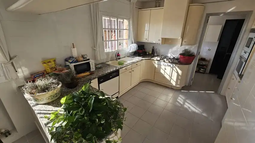 Cuina de Casa o xalet en venda en Barcelona amb Aire condicionat, Calefacció i Jardí privat