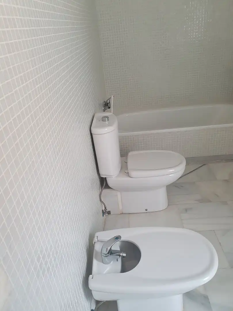 Baño de Casa adosada de alquiler en Roquetas de Mar con Aire acondicionado, Calefacción y Parquet