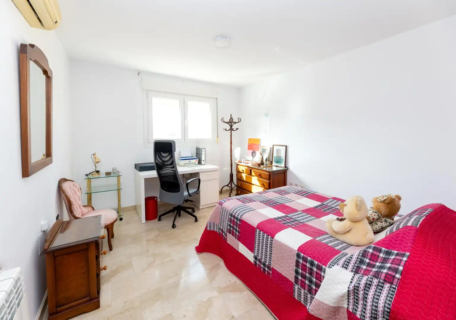Habitación de Casa adosada en venta en Granada con Calefacción
