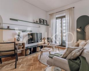 Sala d'estar de Apartament de lloguer en  Madrid Capital amb Aire condicionat, Calefacció i Moblat
