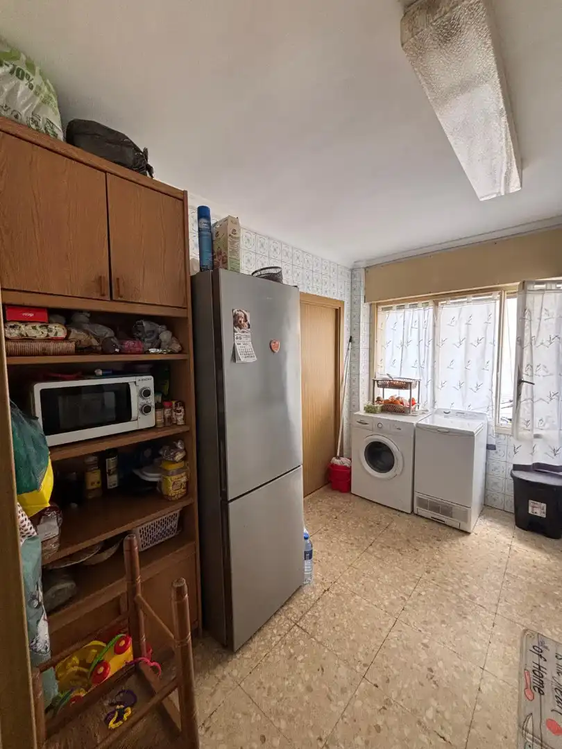 Cuina de Pis en venda en Oviedo  amb Calefacció, Parquet i Moblat