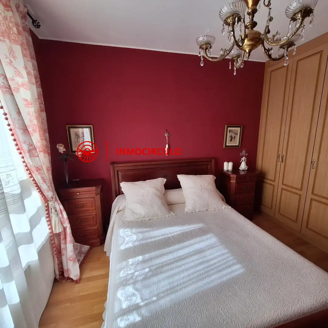 Dormitori de Casa adosada en venda en Burgos amb Jardí privat, Terrassa i Traster