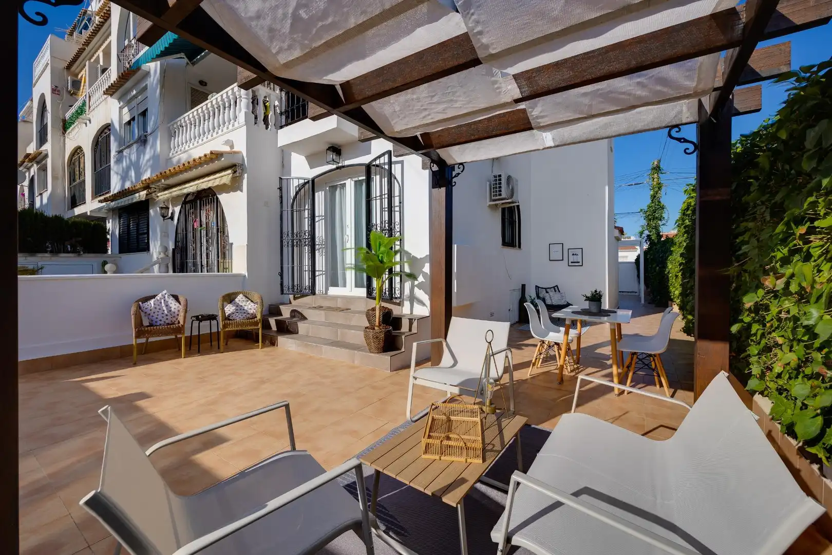 Terrassa de Casa o xalet en venda en Torrevieja amb Aire condicionat, Jardí privat i Moblat