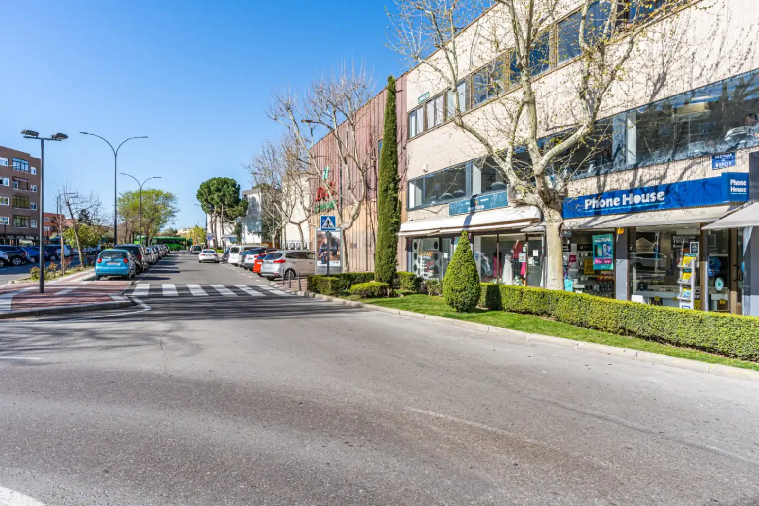 Vista exterior de Local en venda en San Sebastián de los Reyes amb Aire condicionat