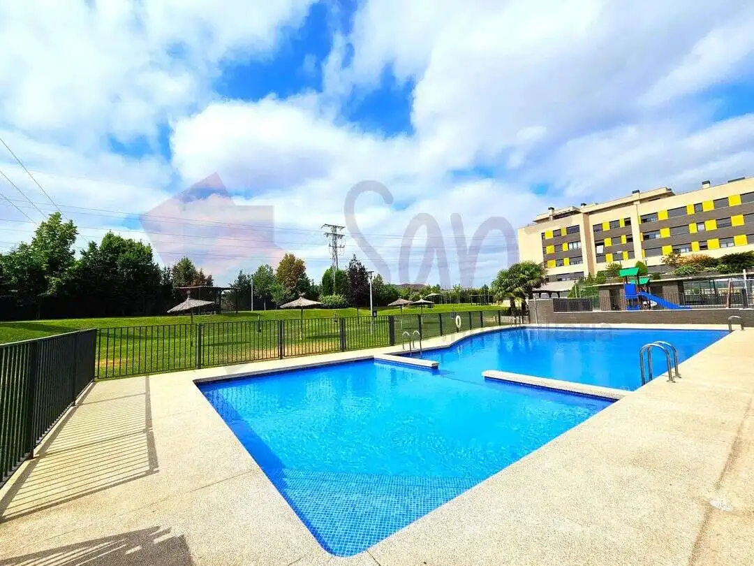 Piscina de Apartamento de alquiler en Lardero con Aire acondicionado, Calefacción y Jardín privado