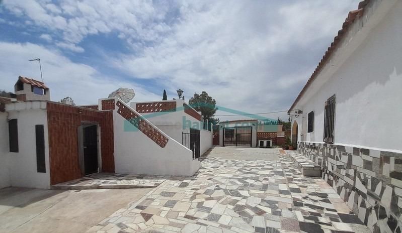 Vista exterior de Finca rústica en venda en Vilamarxant amb Jardí privat, Terrassa i Piscina