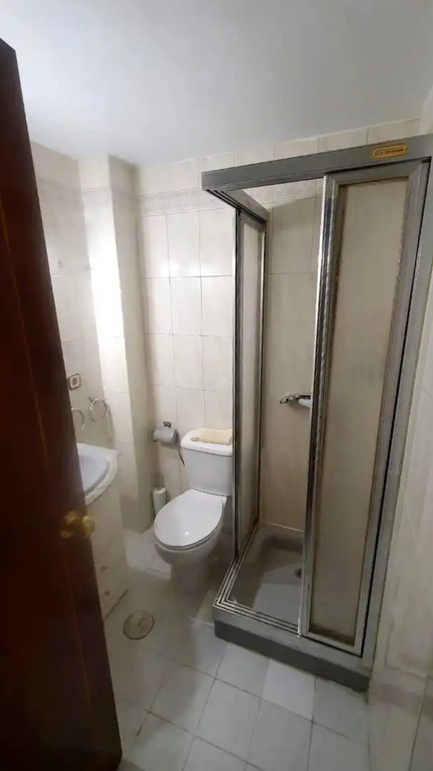 Badezimmer von Wohnung zum Verkauf in Madrid mit Heizung, Parkett und Terrasse