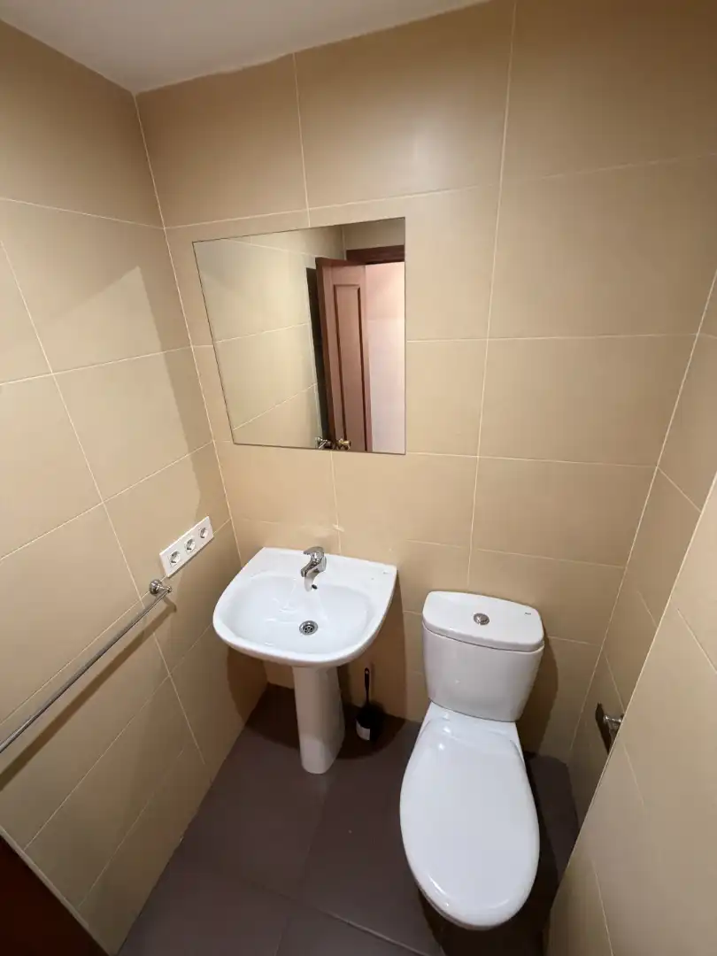 Bany de Pis en venda en Oviedo  amb Calefacció, Parquet i Terrassa