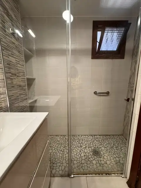 Bany de Apartament de lloguer en Benidorm amb Aire condicionat, Terrassa i Moblat
