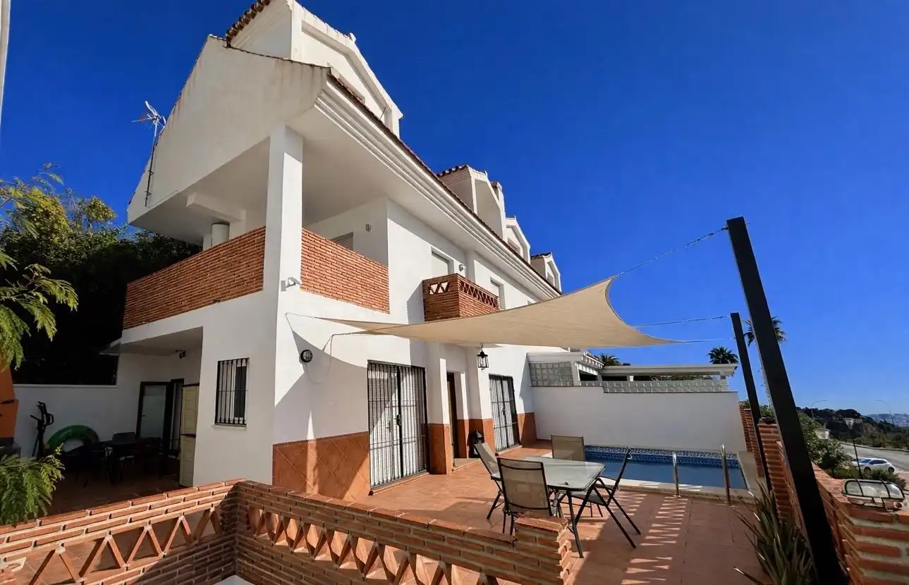 Exterior view of Single-family semi-detached for sale in Benalmádena  with Air Conditioner, Swimming Pool and Furnished