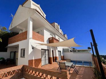 Casa aparellada amb piscina en venda a Avenida RETAMAR DE