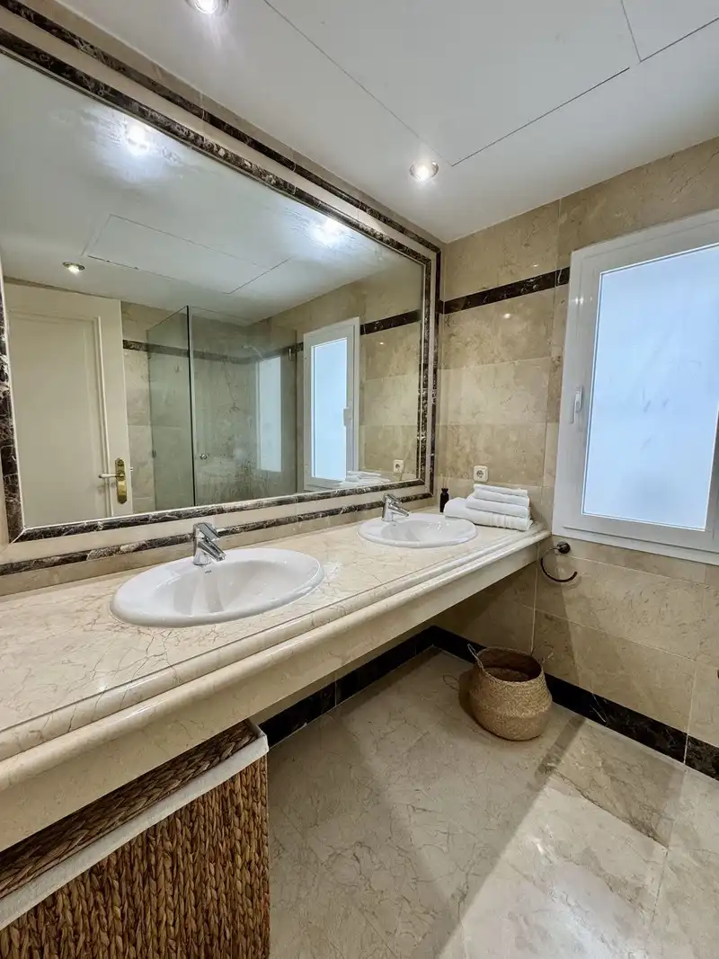 Bany de Apartament de lloguer en Marbella amb Traster, Piscina i Moblat