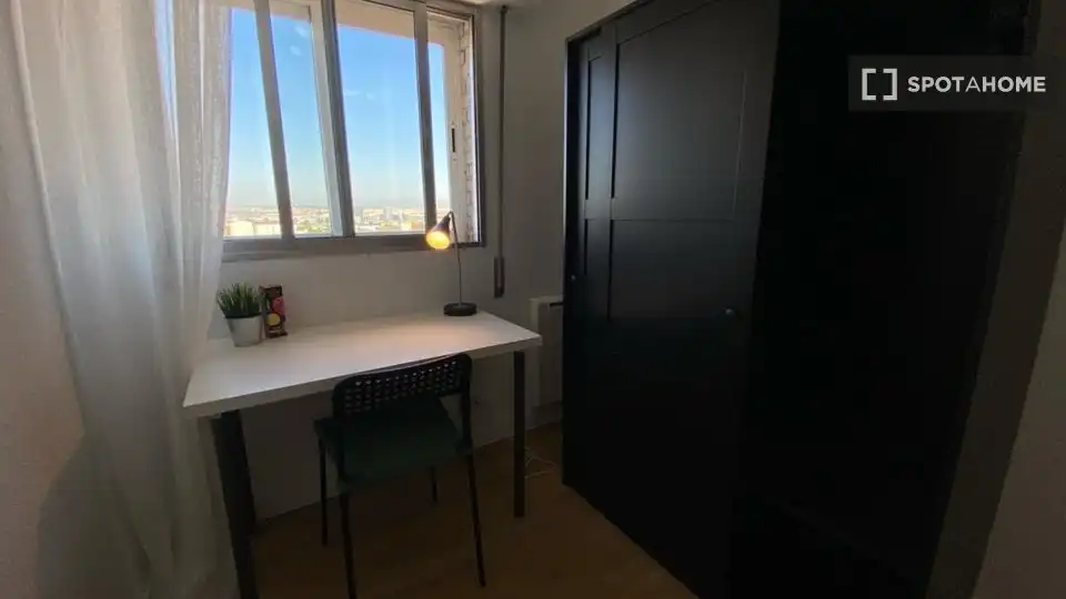 Dormitori de Pis de lloguer en Madrid amb Aire condicionat, Calefacció i Moblat