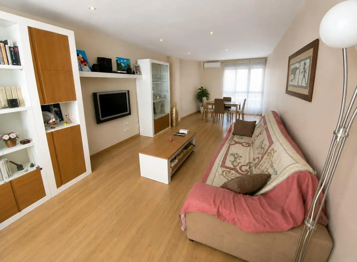 Sala d'estar de Apartament en venda en Benidorm amb Aire condicionat, Parquet i Moblat