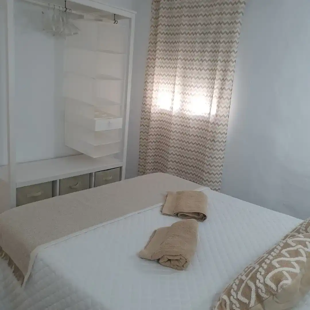 Dormitori de Pis de lloguer en Conil de la Frontera amb Aire condicionat, Jardí privat i Piscina
