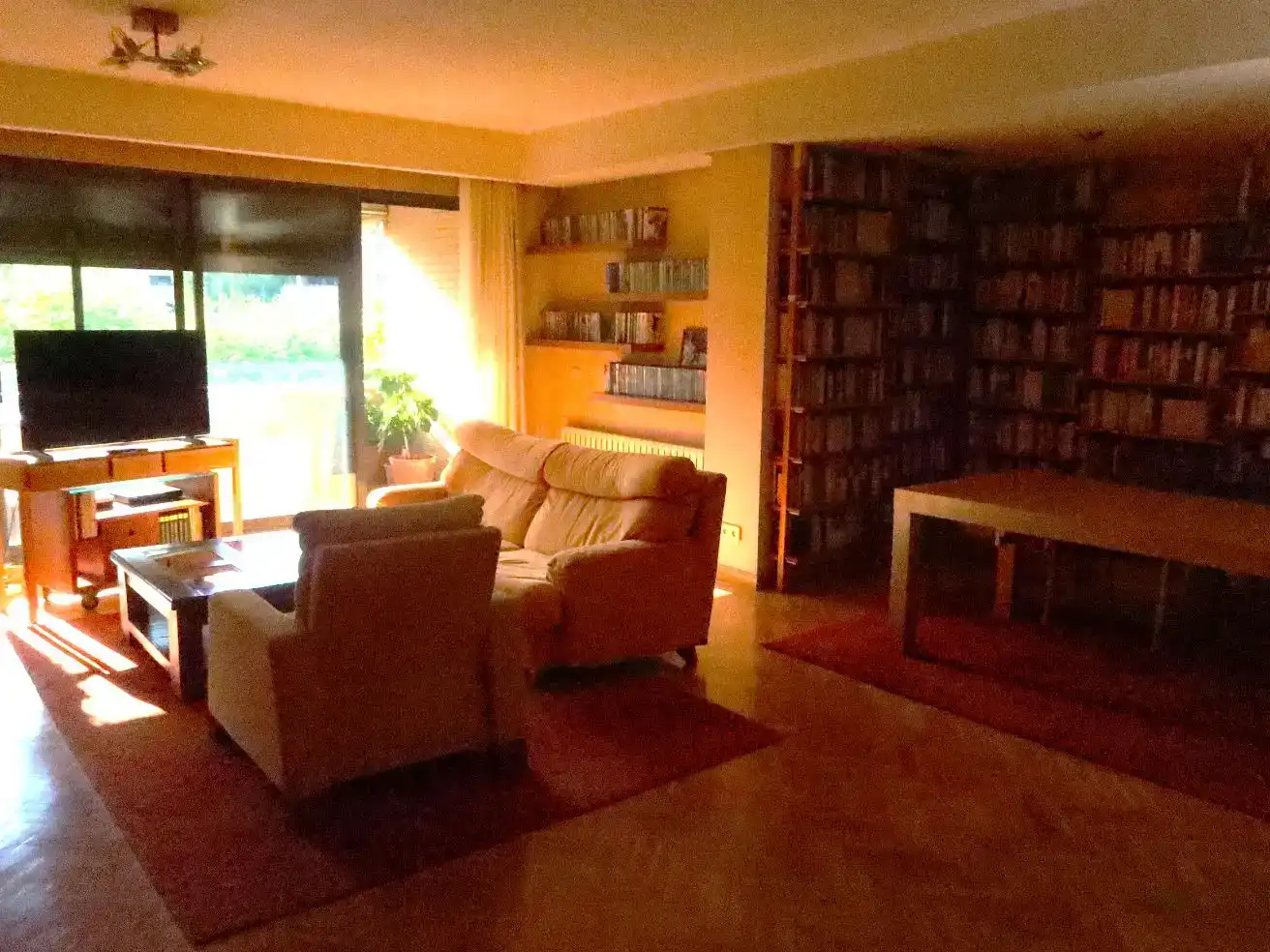 Sala d'estar de Pis en venda en Pozuelo de Alarcón amb Aire condicionat