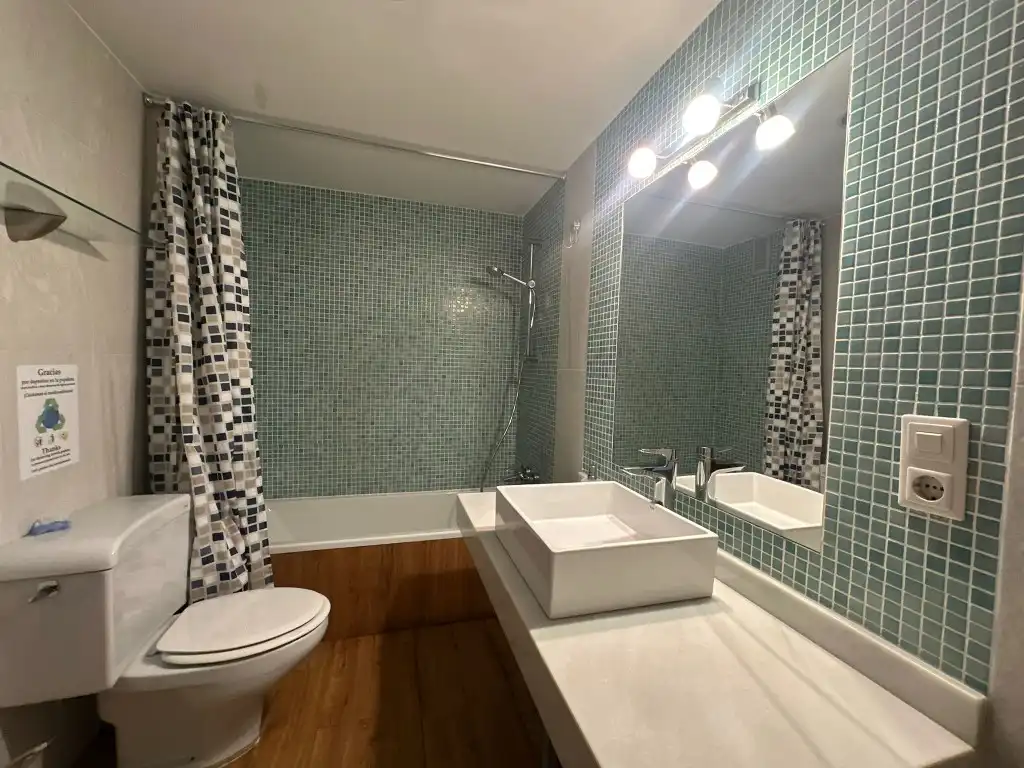 Badezimmer von Wohnung zur Miete in Córdoba mit Schwimmbad