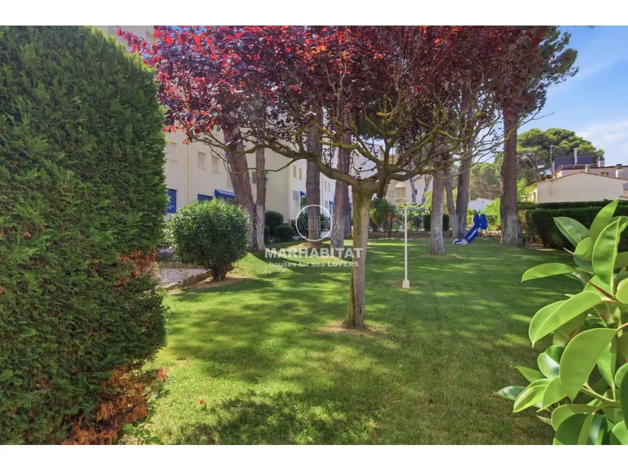 Jardín de Piso en venta en L'Escala con Terraza, Amueblado y Piscina comunitaria