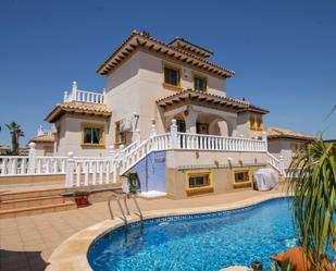 Vista exterior de Casa o xalet en venda en Orihuela amb Aire condicionat, Terrassa i Piscina