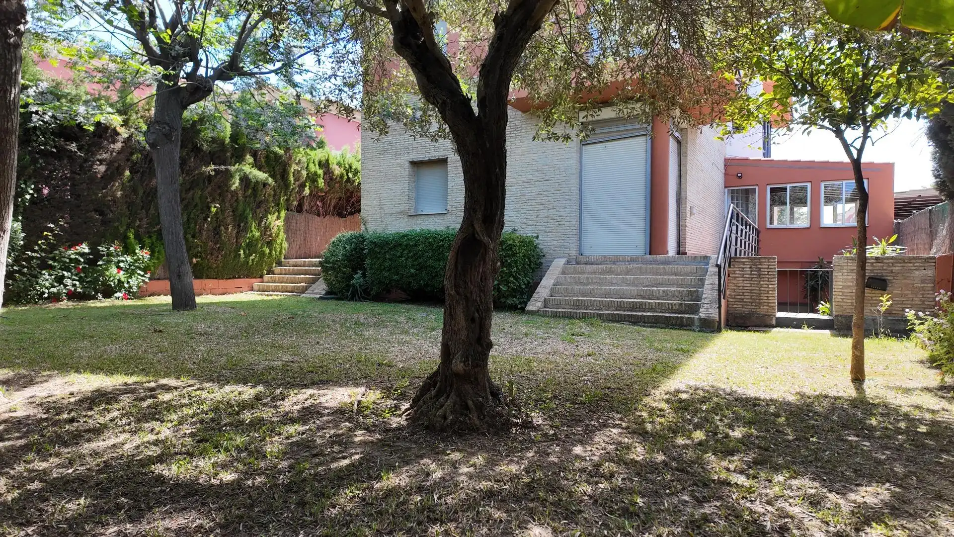 Vista exterior de Casa o chalet en venta en Bormujos con Aire acondicionado, Calefacción y Jardín privado