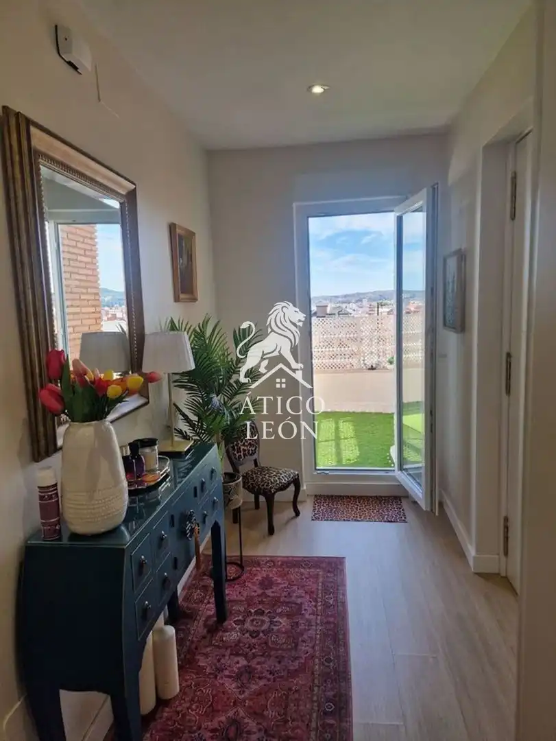 Dormitori de Àtic en venda en León Capital  amb Calefacció, Parquet i Terrassa