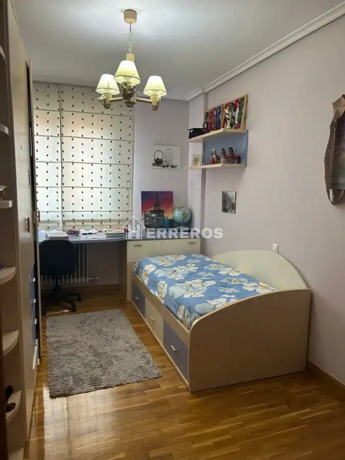 Habitación de Casa adosada en venta en  Logroño con Aire acondicionado, Calefacción y Jardín privado
