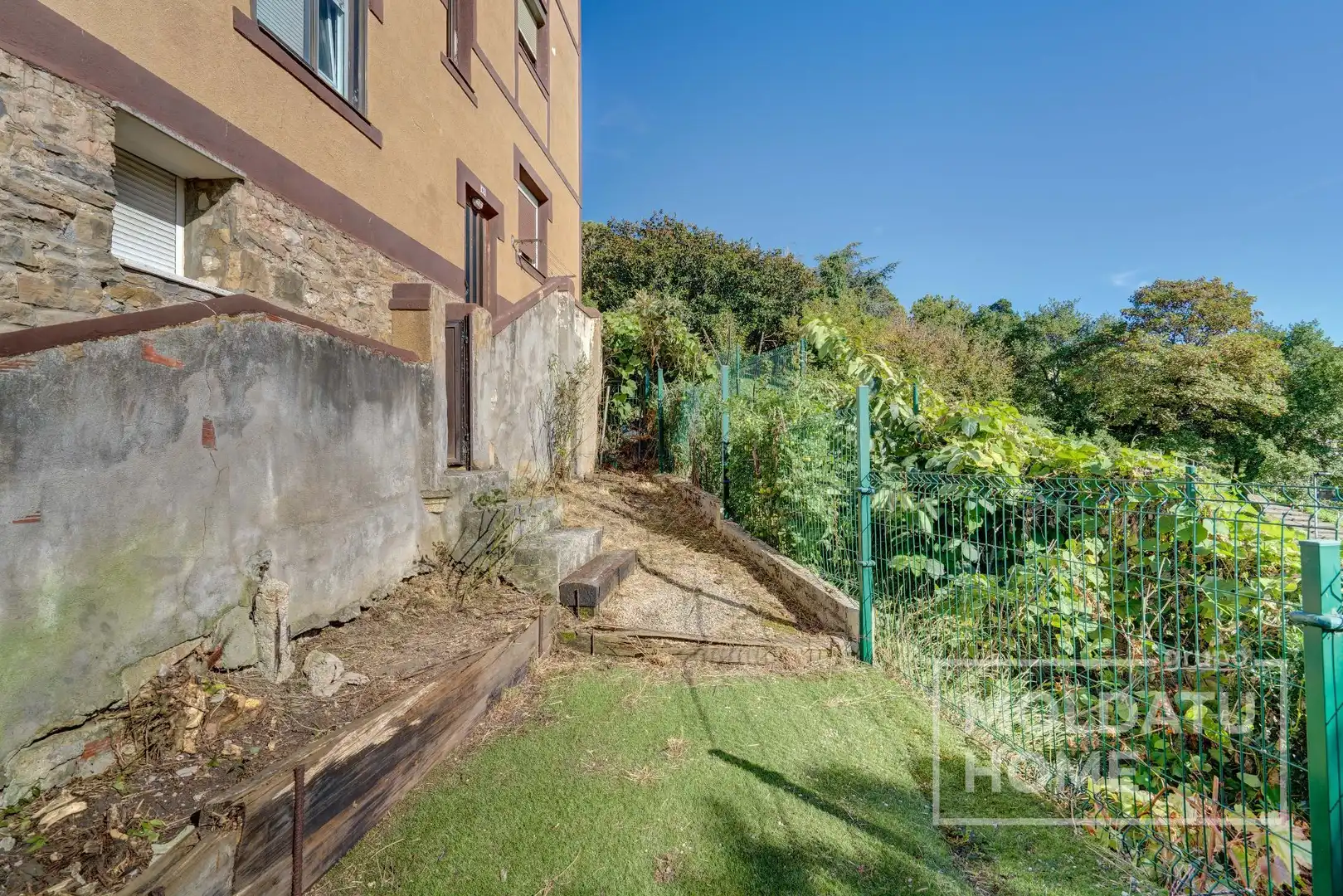 Vista exterior de Pis en venda en Donostia - San Sebastián  amb Calefacció i Jardí privat