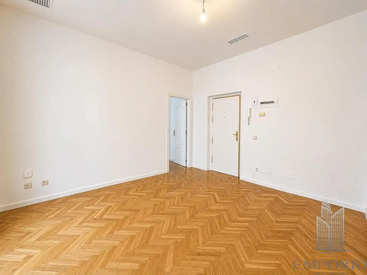 Flat for sale in Madrid  with Air Conditioner, Parquet flooring and Balcony