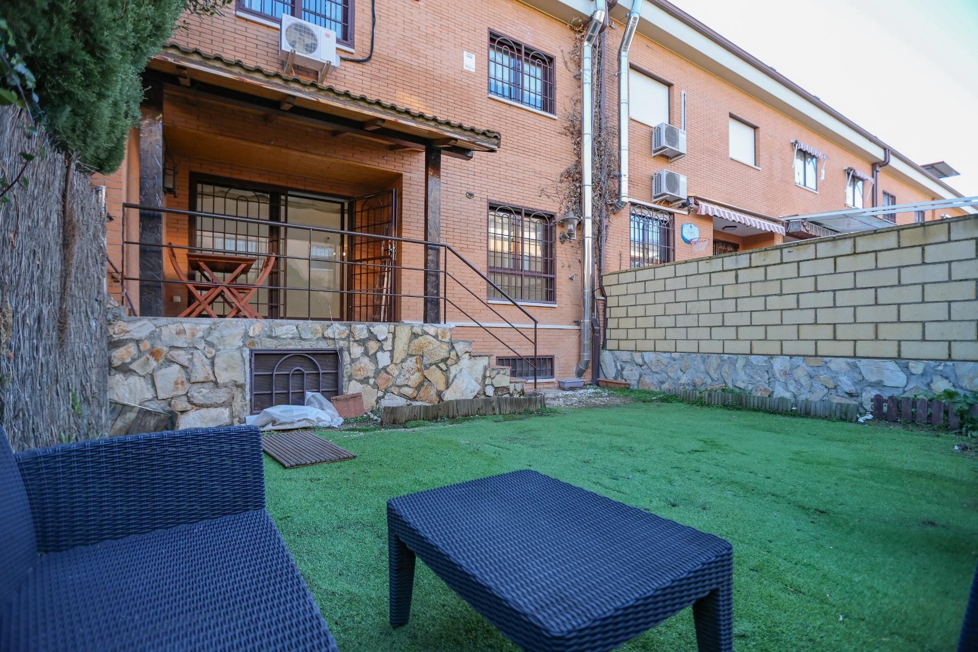 Jardín de Casa adosada en venta en Valdemoro con Aire acondicionado, Jardín privado y Terraza