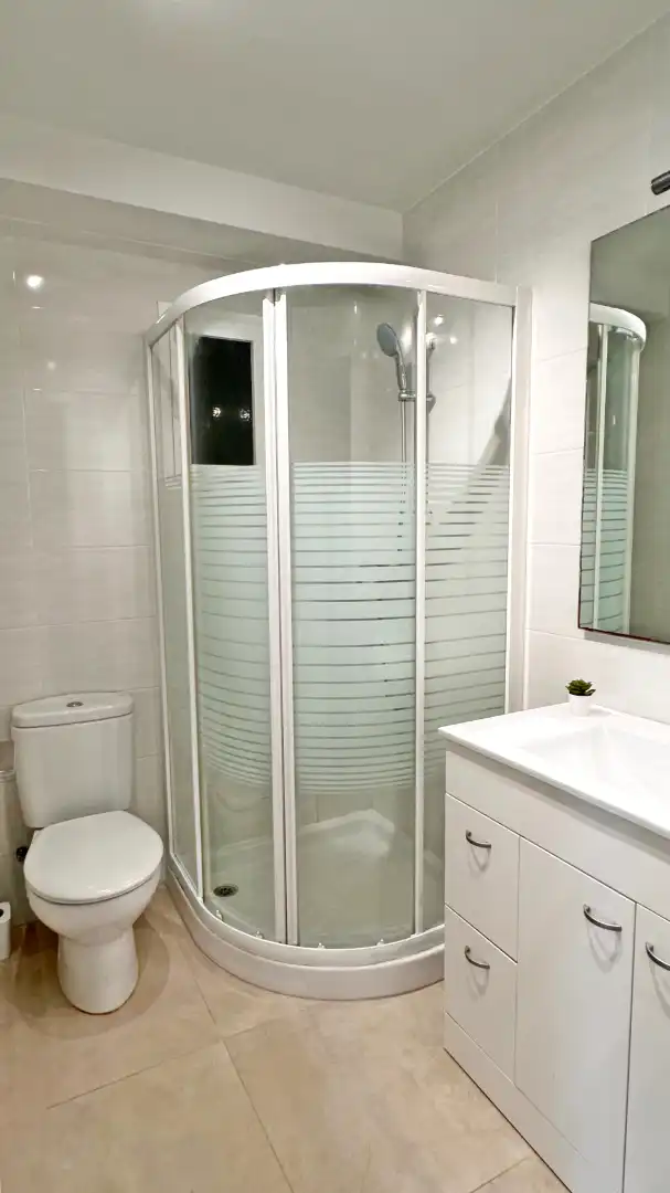 Bany de Apartament de lloguer en Gandia amb Aire condicionat, Calefacció i Moblat
