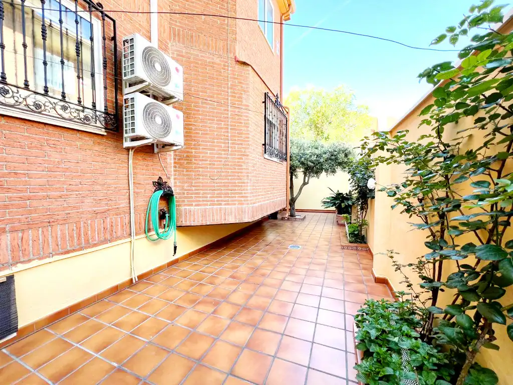 Jardí de Casa o xalet en venda en Alcalá de Henares amb Aire condicionat, Calefacció i Jardí privat