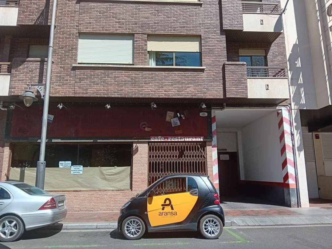 Vista exterior de Local en venta en  Logroño